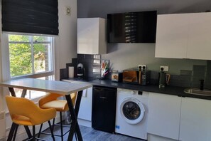 Réfrigérateur, micro-ondes, plaque de cuisson, cafetière/bouilloire