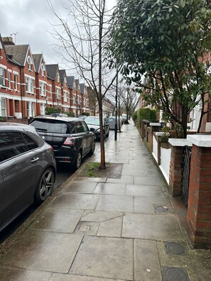 المنطقة المحيطة بالمنشأة