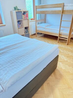 3 bedrooms, iron/ironing board, Internet, bed sheets