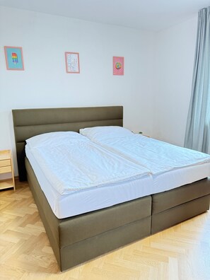3 bedrooms, iron/ironing board, Internet, bed sheets