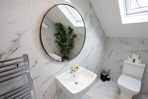 Een haardroger, handdoeken