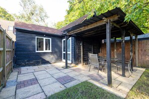 Outdoor dining - The Barn. (Bricket Wood)