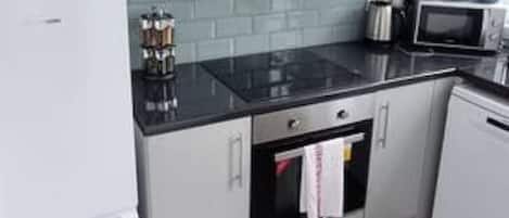 Refrigerador, microondas, horno y parrilla de estufa