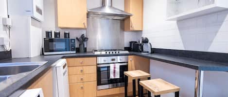 Kühlschrank, Mikrowelle, Ofen, Herdplatte