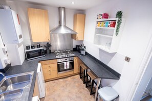 Een koelkast, een magnetron, een oven, een kookplaat