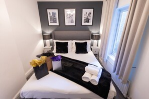 1 slaapkamer, een strijkplank/strijkijzer, reisbedje, wifi