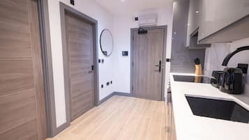 Geladeira, micro-ondas, fogão, cooktop