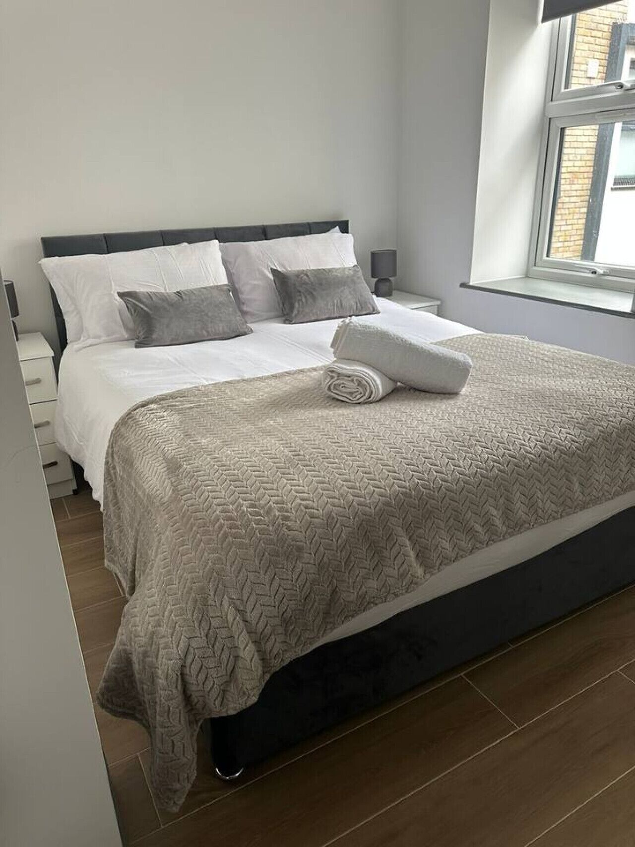 2 habitaciones, tabla de planchar con plancha, cuna de viaje y wifi 