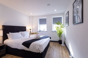 1 bedroom, iron/ironing board, travel cot, free WiFi - Borehamwood Flat 6 (Hertfordshire)