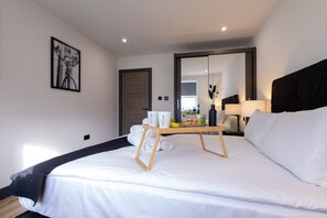 1 quarto, ferros/tábuas de passar roupa, berço de viagem