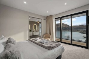 4 bedrooms, desk, iron/ironing board, WiFi