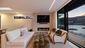 Smart-TV, Kamin, Tischtennisplatte