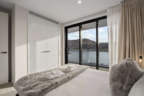 4 bedrooms, desk, iron/ironing board, WiFi