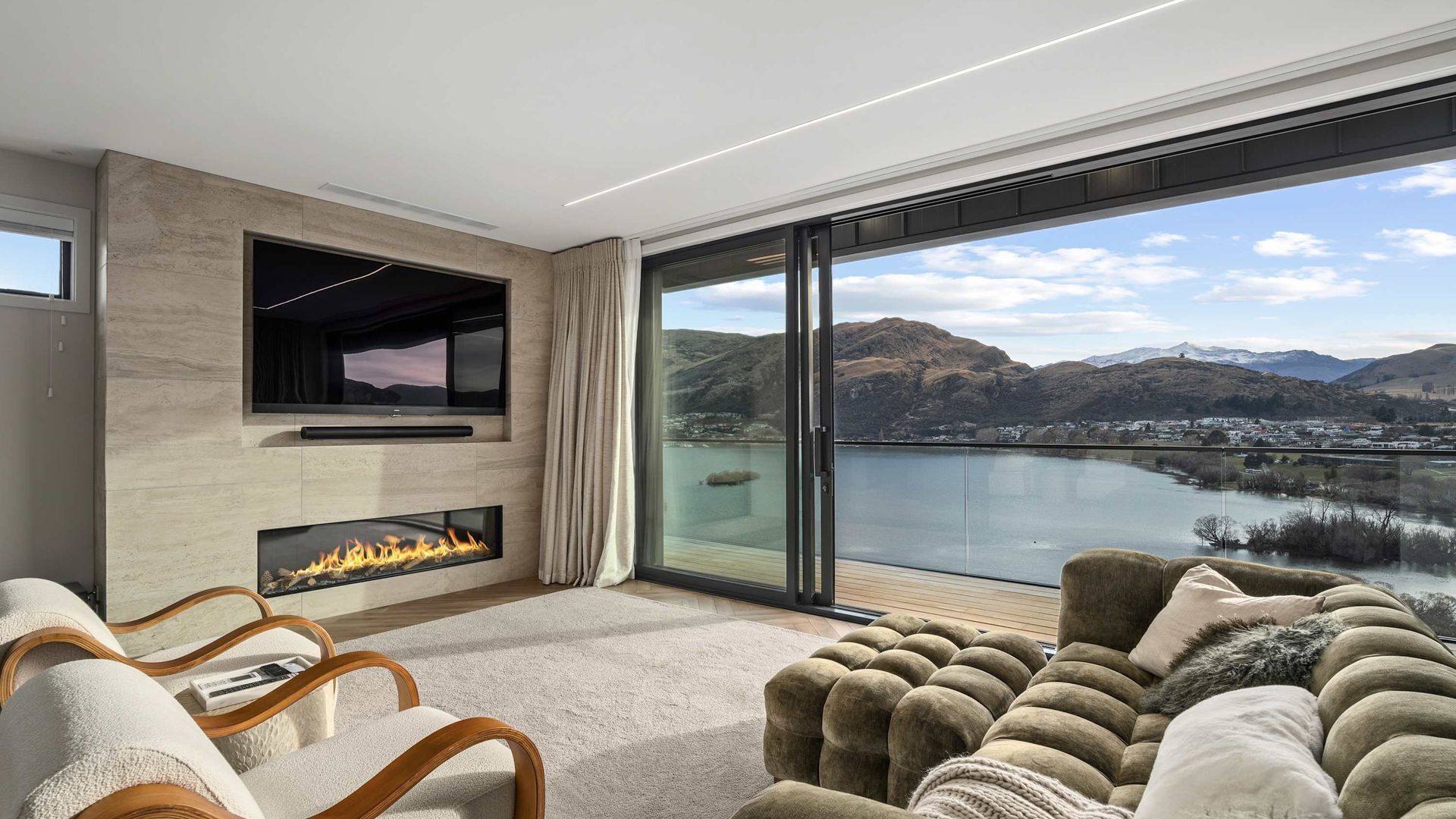 Televisión, chimenea, libros y oficina 