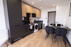 Fridge, microwave, oven, stovetop - Borehamwood Flat 11 (Hertfordshire)