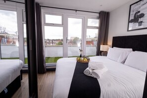 1 habitación, tabla de planchar con plancha y cuna de viaje 