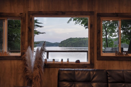 Interior. 3 Mile Lakehouse