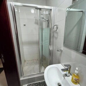 Chambre Junior, balcon, vue ville | Salle de bain | Articles de toilette gratuits, sèche-cheveux, serviettes fournies, savon