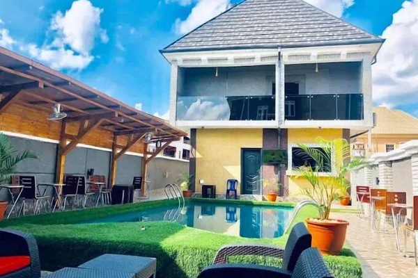 Swim-up bar