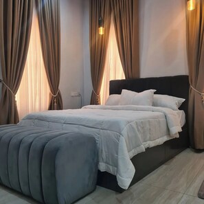 Kamar Junior, balkon, pemandangan kota | Meja kerja, ruang kerja ramah laptop, dan tirai kedap cahaya