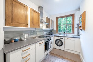 Fridge, microwave, oven, stovetop - Stepney Green Tranquil Flat (Greater London)