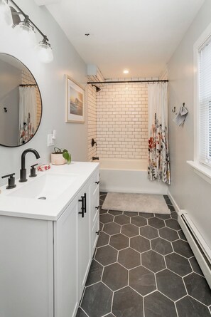 Haartrockner, Handtücher, Seife, Toilettenpapier