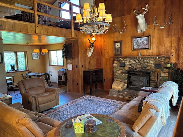 Smart TV, fireplace, DVD player, books - Secluded creek-side ranch house in the heart of Custer County. (Challis)
