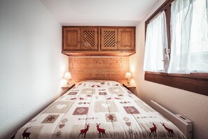 1 bedroom, bed sheets