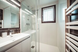 Douche, sèche-cheveux, serviettes fournies