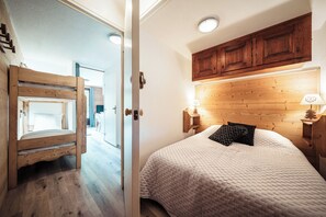 1 bedroom, bed sheets