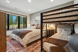 5 Schlafzimmer, Schreibtisch, Bügeleisen/Bügelbrett, Reisekinderbett