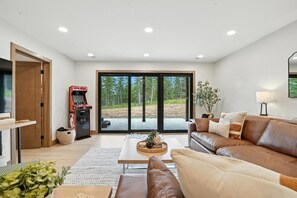 TV connectée, cheminée, jeux vidéo, table de tennis de table