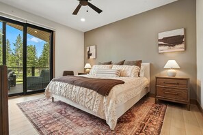 5 chambres, bureau, fer et planche à repasser, lit parapluie