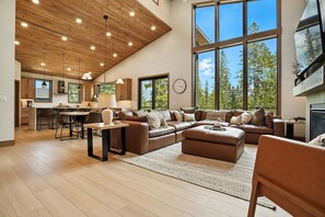 TV connectée, cheminée, jeux vidéo, table de tennis de table