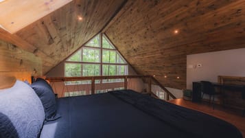 2 bedrooms, desk, WiFi, bed sheets