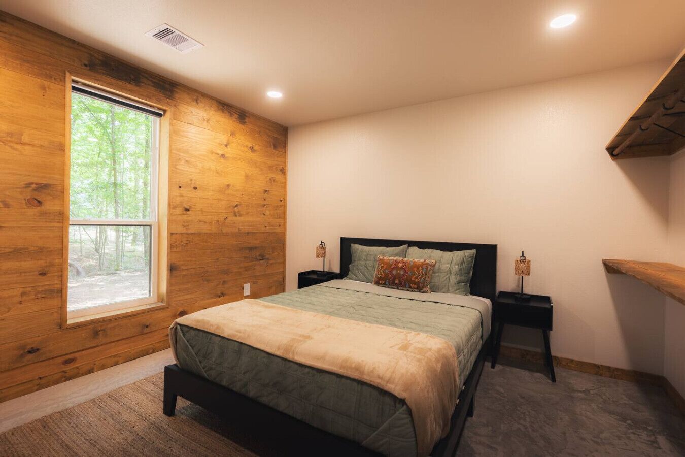 2 bedrooms, desk, WiFi, bed sheets