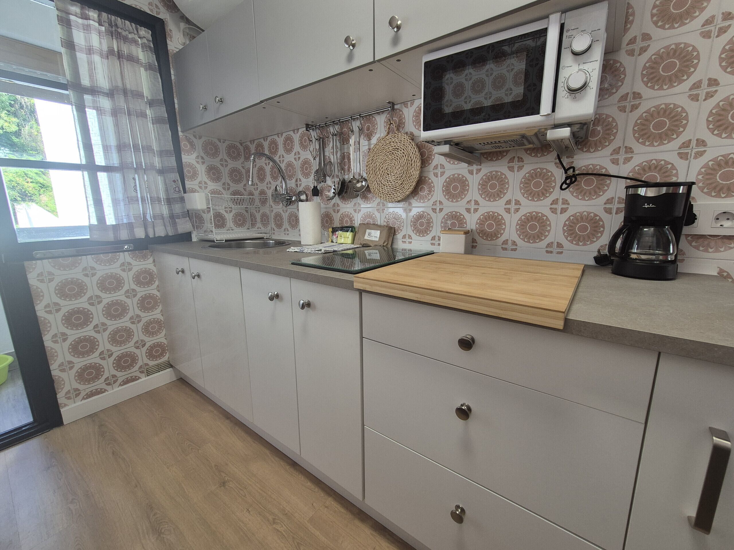 Een koelkast, een magnetron, een oven, een koffiezetapparaat/waterkoker