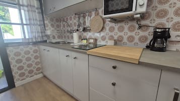 Een koelkast, een magnetron, een oven, een koffiezetapparaat/waterkoker