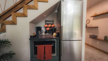 Frigorífico, microondas, horno y cafetera o tetera