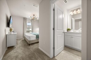 5 bedrooms, iron/ironing board, WiFi, bed sheets - 5 Bedrooms/ 4.5 Bathrooms/ Windsor Cay (16146 CC) (Clermont)