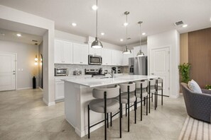 Fridge, microwave, oven, stovetop - 5 Bedrooms/ 4.5 Bathrooms/ Windsor Cay (16146 CC) (Clermont)