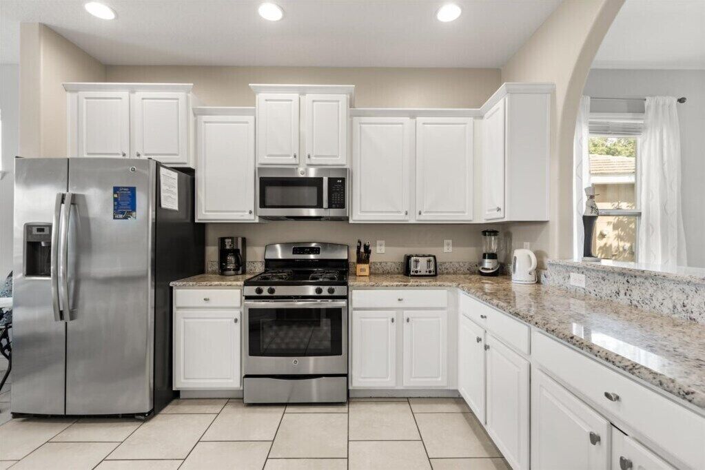 Kylskåp, mikrovågsugn, ugn och spishäll