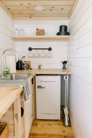 Fridge, microwave, electric kettle, toaster - The Firehouse Loft - Sleeps 4 (Fredericktown)