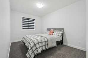 3 bedrooms, WiFi, bed sheets - Bright & Spacious 3-Bed, 2.5-Bath Home – Family Friendly (Calgary)