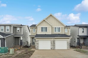 Exterior - Bright & Spacious 3-Bed, 2.5-Bath Home – Family Friendly (Calgary)