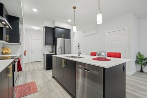 Four à micro-ondes, un four, surface de cuisson, lave-vaisselle