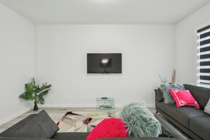 TV - Bright & Spacious 3-Bed, 2.5-Bath Home – Family Friendly (Calgary)