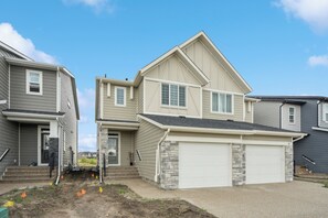 Exterior - Bright & Spacious 3-Bed, 2.5-Bath Home – Family Friendly (Calgary)
