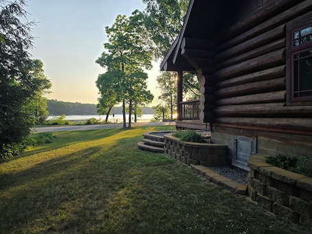 Property grounds. Charming cabin with AC on Diamond Lake