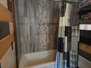 Bañera de hidromasaje, secador de pelo, toallas, jabón